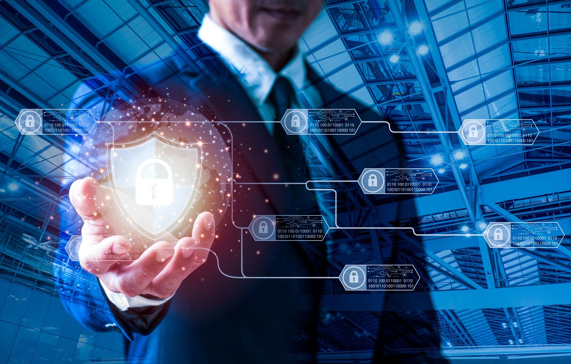 Protezione dei dati e sicurezza informatica. Con una connessione di rete virtuale, un uomo d'affari tiene un lucchetto per proteggere i dati commerciali e finanziari. Soluzioni tecnologiche innovative per proteggere gli attacchi digitali.